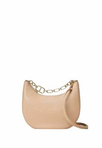 Borsa a tracolla in pelle beige con design curvo, hardware in oro e una sola tracolla. Texture liscia e stile minimalista.