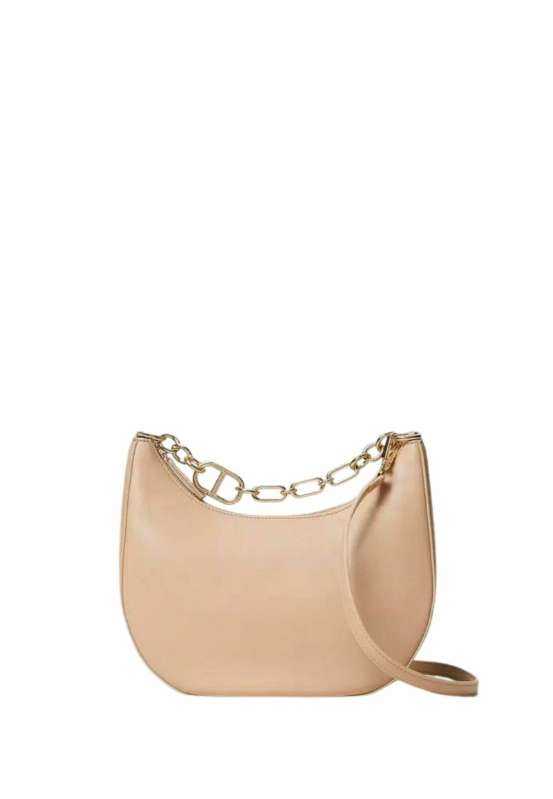 Borsa a tracolla in pelle beige con design curvo, hardware in oro e una sola tracolla. Texture liscia e stile minimalista.