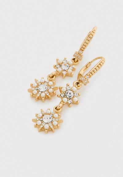 Σκουλαρίκια με χρυσαφένιο τόνο, σε σχήμα σταγόνας, που διαθέτουν τρία λουλουδάτα σχέδια με διαυγή κρύσταλλα και ψεύτικες μαργαριτάρια, συνδεδεμένα με καμπύλους συνδέσμους.