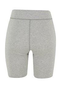 Shorts da ciclismo aderenti grigio chiaro, lunghi fino a metà coscia, con vita alta e cuciture visibili su uno sfondo bianco.