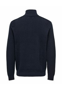 Pull en maille bleu marine avec un motif en chevron, poignets côtelés, ourlet et col montant haut, vu de l'arrière.