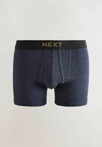 Boxer in un intenso blu scuro con una vita elastica nera che presenta la parola "NEXT" in lettere marroni, su uno sfondo chiaro e semplice.