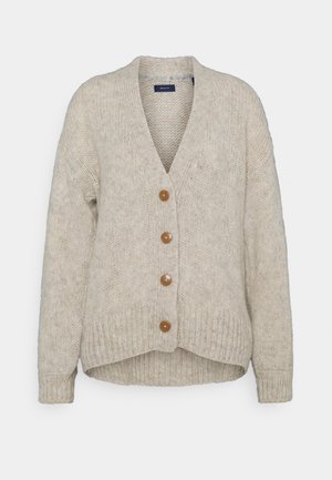 Cardigan beige en tricot avec col en V, quatre boutons marron, manches longues, et poignets et ourlet côtelés, présenté à plat sur un fond blanc.
