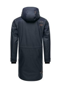 Parka impermeabile blu navy con cappuccio, dotata di cordino, polsini elasticizzati e dettagli stampati sulla schiena. Texture liscia e design di lunghezza media.