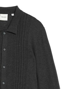 Koolgrijze cardigan met een kraag, knoopsluiting aan de voorkant en getextureerde verticale strepen langs de sluiting. Zachte stof textuur.