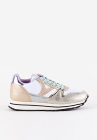 Scarpa sportiva con tomaia in rete bianca, accenti metallici oro e argento, lacci azzurri chiari e suola in gomma nera. Presenta una texture liscia.