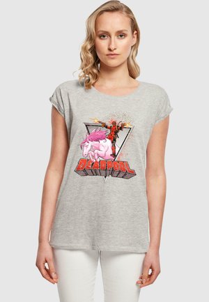 Graues T-Shirt mit kurzen Ärmeln, das ein grafisches Design eines Einhorns mit pinker Mähne und einer Figur in Rot zeigt, beschriftet mit "DEADPOOL" in fetten Buchstaben.