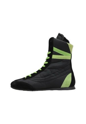 Zapatilla alta negra y verde con cordones verde neón, detalles geométricos en verde y suela plana, vista lateral.