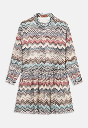 Haljina dugih rukava s ovratnikom u cik-cak uzorku s ružičastim, plavim, smeškim i krem bojama, s nabranim strukom i akcentima dugmadi.