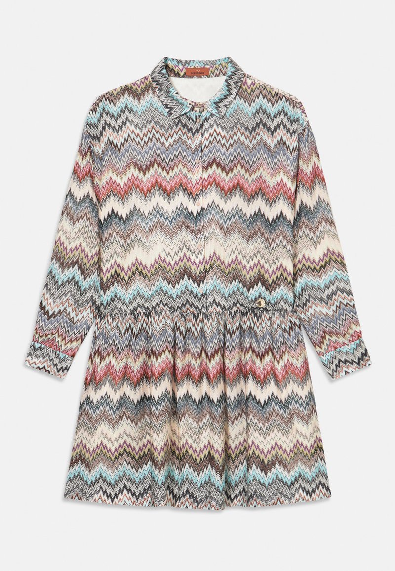 Sukienka z kołnierzykiem i długim rękawem w zygzakowy wzór z różowym, niebieskim, brązowym i kremowym kolorem, z marszczoną talią i guzikami jako akcentami.