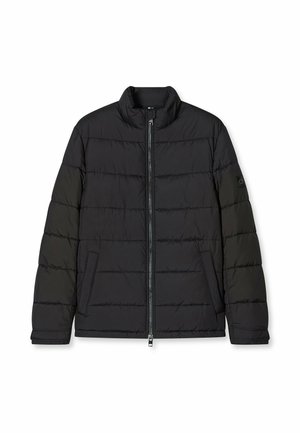Schwarze gesteppte Pufferjacke mit hohem Kragen, Reißverschluss und Seitentaschen. Mit horizontalen Nähten und einem Logopatch am Ärmel.