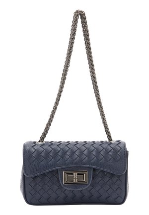 Sac à main en cuir tressé navy avec fermeture à rabat, bandoulière en chaîne argentée et fermoir métallique rectangulaire. Surface texturée avec un motif complexe.
