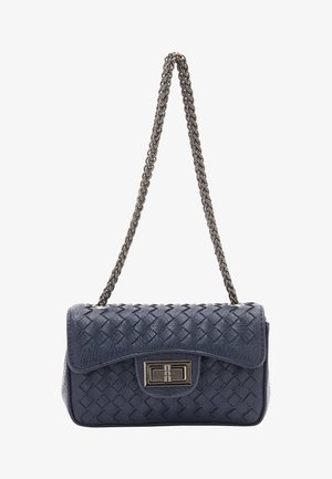 Granatowa torebka skórzana w plecionym wzorze z klapką, srebrny łańcuszek jako pasek oraz prostokątny metalowy zamek. Teksturowana powierzchnia z misternym wzorem.