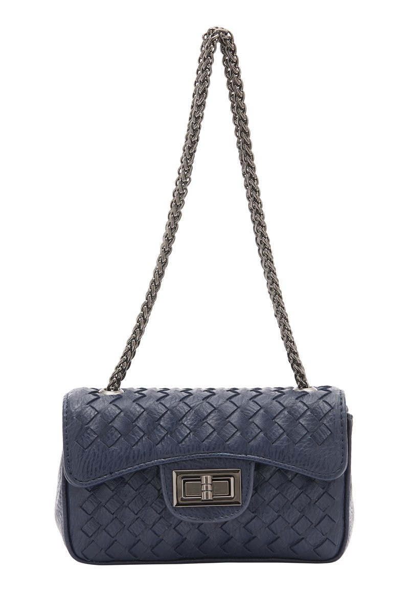 Borsa a tracolla in pelle intrecciata blu navy con chiusura a patta, tracolla in catena argentata e fermaglio metallico rettangolare. Superficie testurizzata con un motivo intricato.