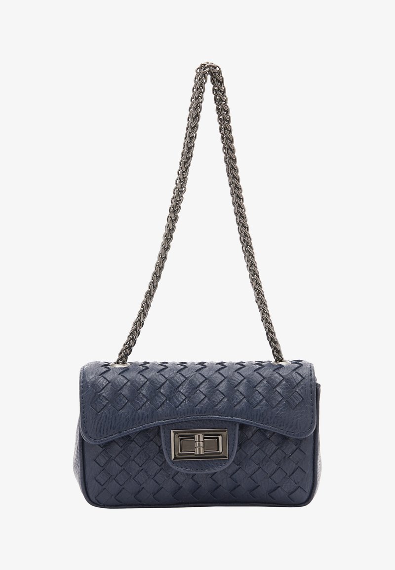 Borsa a tracolla in pelle intrecciata blu navy con chiusura a patta, tracolla in catena argentata e fermaglio metallico rettangolare. Superficie testurizzata con un motivo intricato.
