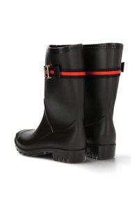 Botas de lluvia de goma negras con una suela texturizada, que presentan una banda a rayas rojas y negras y un toque de hebilla de metal dorado en la parte superior.