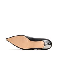 Scarpa nera in pelle con tacco alto e punta a punta, caratterizzata da una brillante punta metallica e una suola texturizzata per una buona aderenza.