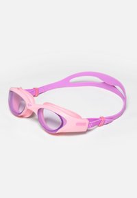 Gafas de natación rosas y moradas con lentes curvados, sellos de silicona suave y correas ajustables para un ajuste seguro.