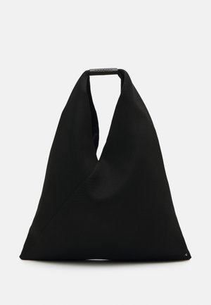 Saco de pano preto com um design único em forma de V e uma textura suave. Apresenta uma alça curta com um detalhe de ferragem minimalista.