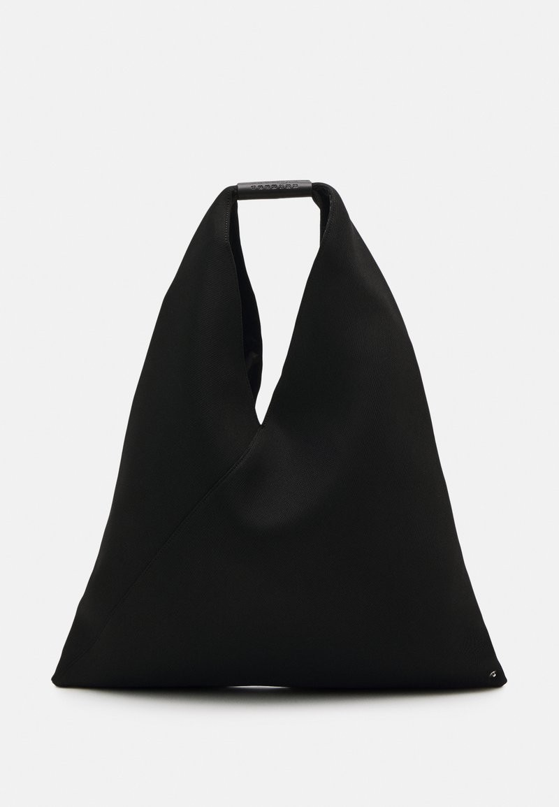 Melnas auduma iepirkumu soma ar unikālu V formas dizainu un gludu tekstūru. Aprīkota ar īsu rokturi un minimālistisku aparatūras detaļu.