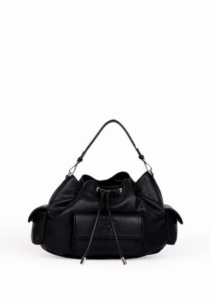 Borsa a tracolla nera in pelle texturizzata con chiusura a coulisse, tasche anteriori e laterali, e una singola tracolla, su sfondo bianco.