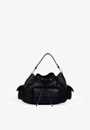 Borsa a tracolla nera in pelle texturizzata con chiusura a coulisse, tasche anteriori e laterali, e una singola tracolla, su sfondo bianco.