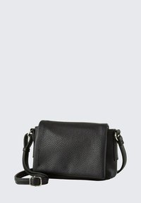 Borsa a tracolla in pelle nera con finitura texture, forma rettangolare, tracolla regolabile e chiusura a pattina. Accenti in metallo argentato visibili.