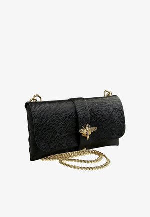 Pochette en cuir noir texturé avec un emblème d'abeille doré sur le rabat et une chaîne dorée enroulée devant.
