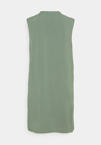 Sukienka bez rękawów w stonowanej zielonej tkaninie, z kołnierzykiem i prostym krojem, o gładkiej fakturze i bez widocznych wzorów.