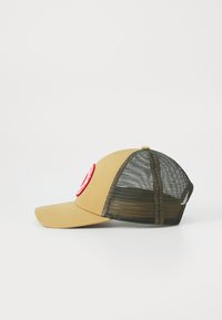 Căciulă khaki cu față solidă și spate din plasă. Include o insignă rotundă roșie în față, o sumă curbată și o închidere ajustabilă cu clapă.