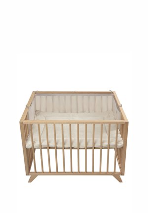 Houten babybox met verticale latten, gevoerde beige stoffen voering aan de binnenkant en een zacht matrasje aan de onderkant.