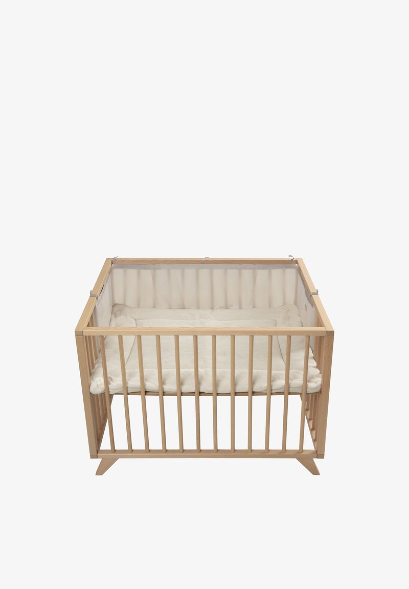 Parc pour bébé en bois avec des barreaux verticaux, doublure intérieure en tissu beige rembourré et un matelas coussiné à la base.
