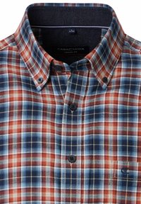 Rood, blauw en wit geruit overhemd met knoopsluiting aan de voorkant, een casual pasvorm en een contrasterende donkere binnenkraag. Voorzien van twee zwarte knopen op het knooppaneel.