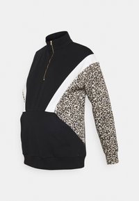 Zwarte zip-up sweatshirt met een opstaande kraag, witte accenten en een panterprint zijpaneel. Zacht materiaal met een ontspannen pasvorm en een voorzak.