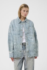 Φωτεινό γαλάζιο τζιν μπουφάν με άνετη εφαρμογή, διαθέτοντας γιακά με άνοιγμα, εμπρόσθια κουμπιά, τσέπη στο στήθος και διακοσμητικές λεπτομέρειες με φθορές.