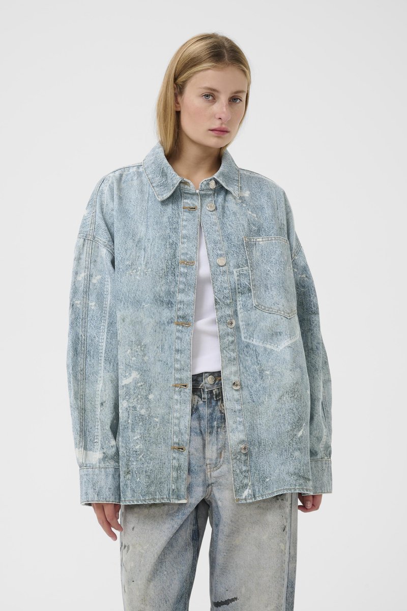 Φωτεινό γαλάζιο τζιν μπουφάν με άνετη εφαρμογή, διαθέτοντας γιακά με άνοιγμα, εμπρόσθια κουμπιά, τσέπη στο στήθος και διακοσμητικές λεπτομέρειες με φθορές.