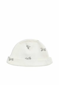 Biała, dziana czapka beanie z zagiętym brzegiem, ozdobiona małymi czarnymi rysunkami psów na całej powierzchni.