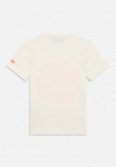 T-shirt blanc uni à manches courtes montré de dos avec une petite étiquette orange sur la manche gauche.