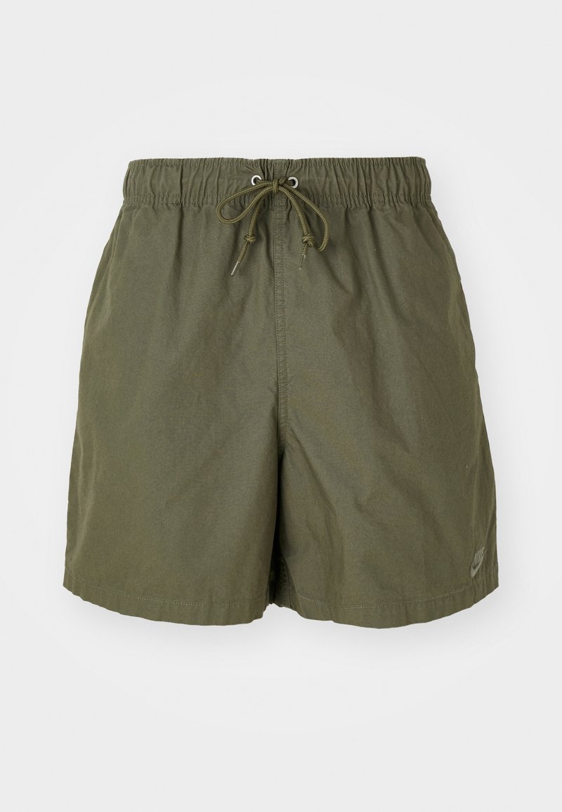 Olivgrüne Shorts mit elastischem Bund, verstellbarem Kordelzug und Seitentaschen. Hergestellt aus leichtem Stoff mit einem dezenten Glanz.