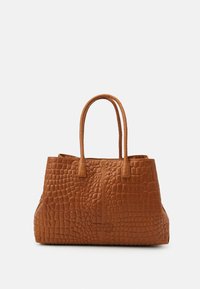 Hnědá kožená taška přes rameno s texturovaným vzorem krokodýla, dvěmi pevnými uchy a strukturovaným tvarem. Obsahuje centrální šev a embosované logo.