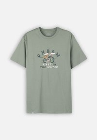 T-shirt en coton vert clair à manches courtes. Présente un graphisme d'un surfeur sur une moto et le texte "OXBOW PREMIER DANS L'EAU."