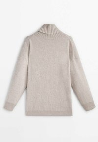 Ljust beige tröja med hög ribbad krage, sänkta axlar och ribbade manschetter. Mjuk, texturerad tyg med en lös, avslappnad passform.