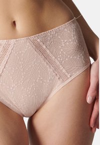 Lace hoge taille slipjes in zachtroze, met ingewikkelde bladminimalen en een gestructureerde afwerking. Vlakke naden verbeteren het comfort en de pasvorm.