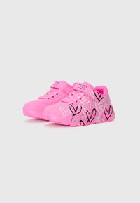 Sneakers rosa con finitura liscia, caratterizzate da design a cuore neri e argentati. Include chiusura con lacci e suola in gomma testurizzata.