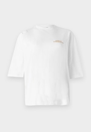 Weißes Baumwoll-T-Shirt mit Rundhalsausschnitt und kurzen Ärmeln. Auf der Brust befindet sich eine orangefarbene Stickerei mit dem Schriftzug "BARBOUR INTERNATIONAL".