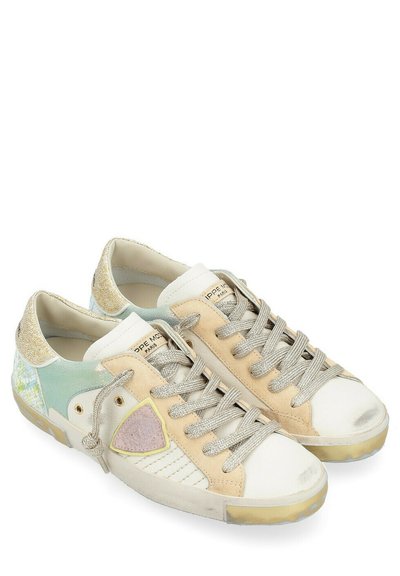 Sneakers con materiali misti: camoscio beige, pelle crema, suola in gomma bianca, accenti pastello e dettagli testurizzati e luccicanti sul tallone.