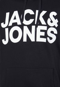 Schwarzer Hoodie mit einem großen weißen Logo, das "JACK & JONES" über die Brust liest. Enthält Kordeln und eine Fronttasche.