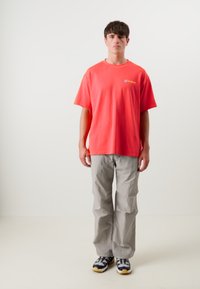 Berghaus CYCLOPS TEE UNISEX - Triko s potiskem - mountain carmine