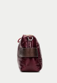 Sac à main bourgogne rembourré avec une texture lisse et brillante, une bandoulière texturée marron et un détail en acier inoxydable au sommet.