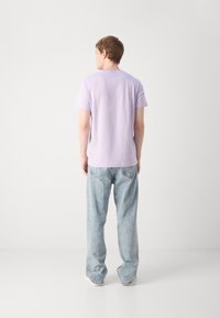 Calvin Klein Jeans REGULAR FIT SCATTERED LOGO - Apdrukāts T-krekls - pastel lilac